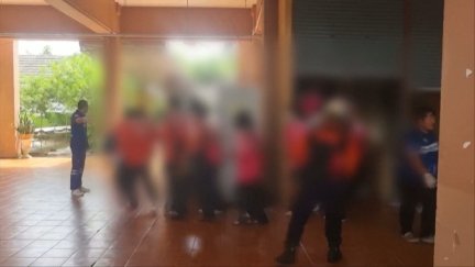 Momento del desalojo de la escuela