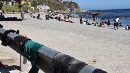 Varias personas en la playa del Trampolín en Ceuta (España).