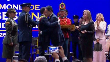 Abelardo de la Espriella ha jurado ante el presidente del Congreso, Honorio Henríquez, quien le ha impuesto la banda presidencial
