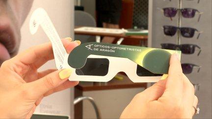 Los expertos alertan de que las gafas de sol convencionales, los cristales ahumados, los discos compactos o cualquier otro método casero no ofrece una protección segura frente a la radiación solar