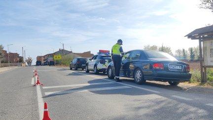 Imagen de archivo de un agente de la Guardia Civil haiendo prueba de alcohol.