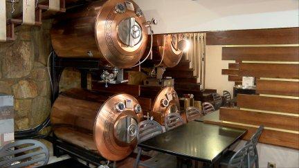 En los bares las neveras están llenas, las mesas, preparadas y los barriles de cervezas, llenos