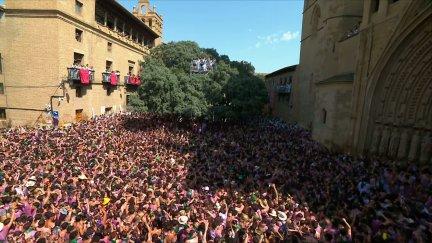 Momento en el que se ha lanzado el cohete anunciador en la plaza del Ayuntamiento de Huesca para dar comienzo a las Fiestas de San Lorenzo.
