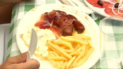 Los huevos, las patatas fritas, el jamón y la longaniza son los protagonistas en muchas de las mesas de los almuerzos laurentinos.