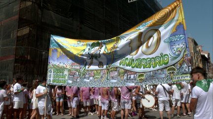 La peña Zoiti ha mostrado pancartas en la cabalgata en honor a sus 70 años de historia.