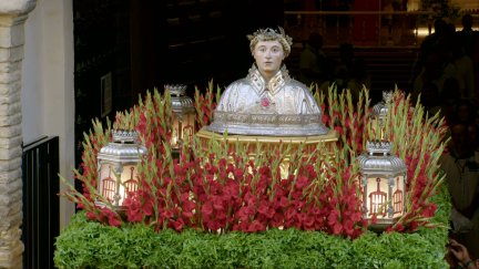 Este año, cuando el busto de San Lorenzo entre o salga de la Basílica, sonará el Himno de España.