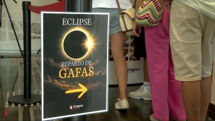 El Consistorio ha adquirido 50.000 gafas que se distribuyen desde este lunes en los centros cívicos, en los centros de mayores y en la oficina de Turismo de plaza del Pilar.