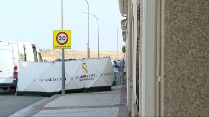 La sección de criminalística de la Guardia Civil entrando al domicilio del matrimonio en Tauste, Zaragoza.
