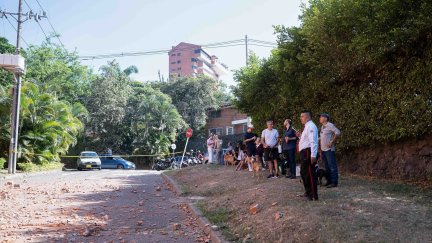 La gente se reúne cerca de un edificio dañado tras el terremoto en Colombia.