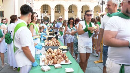 Este martes se ha celebrado la Fiesta del Comercio en Huesca, donde se han repartido bocadillos de jamón y melón.