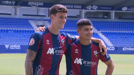 Diego Collado y Agustín Juárez, con la camiseta de la SD Huesca