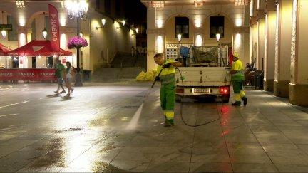 Durante los dos primeros días de las fiestas los equipos de limpieza han utilizado más de 160.000 litros de agua con productos desinfectantes y desodorizantes en Huesca.