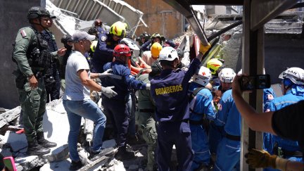 Rescatistas trabajan en un edificio derrumbado tras un terremoto en la ciudad de Manizales, Colombia.