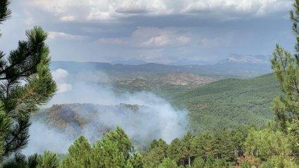 Imagen aérea del incendio en su avance hacia la parte norte.