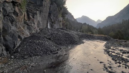 Un desprendimiento de piedras ha cubierto la calzada.