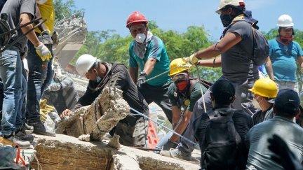 Los equipos de rescate llevan a cabo una operación de búsqueda y rescate entre las ruinas de un edificio dañado por el terremoto en Cali, Colombia.