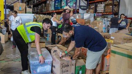 Voluntarios llenaron cajas con suministros de ayuda para las víctimas.