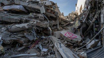 Una operación de búsqueda en un edificio derrumbado tras el terremoto del lunes en Pereira, Colombia.