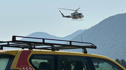 Un helicóptero sale del puesto de mando avanzado en Santa María de La Peña.