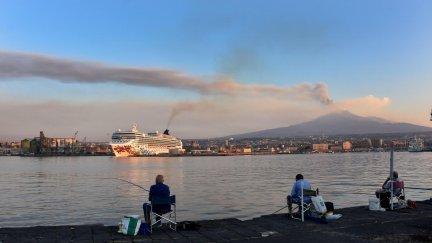 Una columna de ceniza y humo se eleva desde el Monte Etna, vista desde Catania