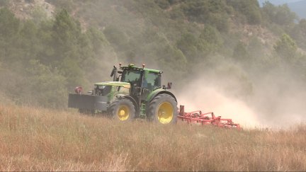 Los agricultores han realizado cortafuegos con sus tractores para defender a las poblaciones.