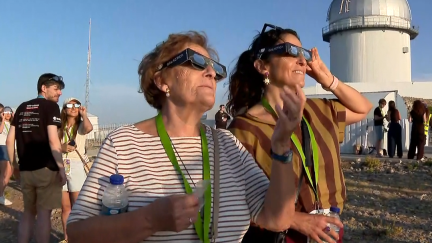 Dos mujeres viendo el eclipse.