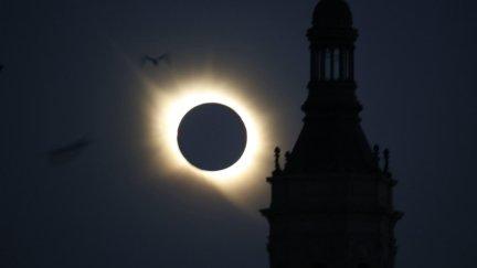 El eclipse junto al Pilar, una estampa que ha dado la vuelta al mundo.