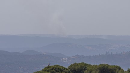 Vista desde la región de Minas de Rio Tinto de la columna de humo del del incendio forestal de Niebla, Huelva.