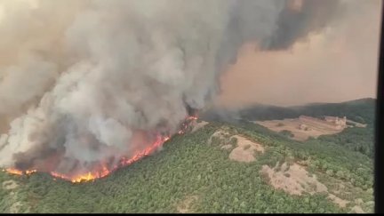Imágenes aéreas de las llamas muy cercanas a los monasterios. / Infoar