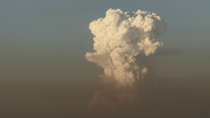 Columna de humo del incendio de Niebla vista desde Punta Umbría, a unos 50 kilómetros de distancia.