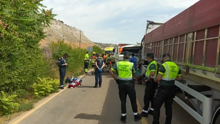 Guardia Civil y bomberos durante las labores de rescate de los ocupantes de los vehículos implicados.