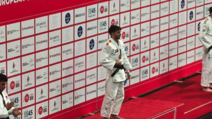 Sergio Ibáñez posa con su medalla en el podio.