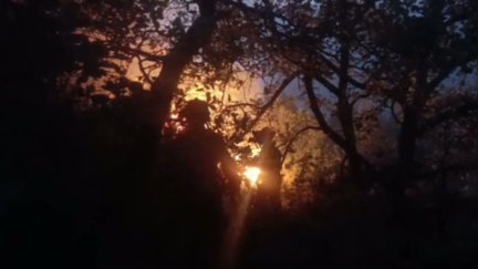 Se respira cierto alivio entre el operativo que trabaja desde el pasado lunes en este incendio tras una noche en la que se ha podido actuar bien en la contención de las llamas.