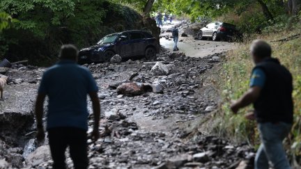 Calles cubiertas de lodo como consecuencia de la riada producida en la tarde de este sábado en Manzaneda de Valdueza, Ponferrada (León).