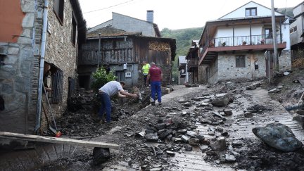 Las fuertes tormentas en la comarca de El Bierzo han provocado el rápido incremento de los caudales de los ríos Oza y Meruelo.