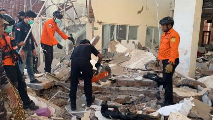 Los equipos de rescate llevan a cabo operaciones de búsqueda y rescate tras el terremoto en la isla de Flores, Indonesia.