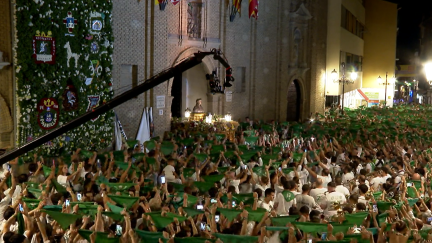 Cientos de peñistas oscenses despiden al santo en el final de las fiestas de San Lorenzo.