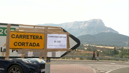El humo llega a Jaca mientras el fuego amenaza a la Peña Oroel