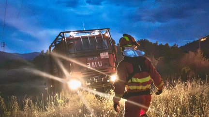 Efectivos de la UME particiapndo en las labores de extinción del incendio