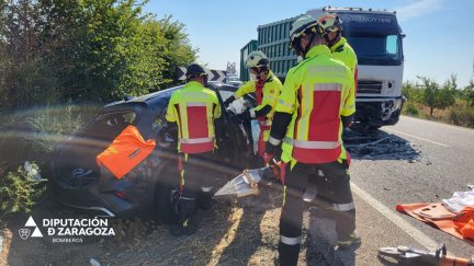 Hasta el lugar del accidente se han desplazado bomberos de la Diputación de Zaragoza, que han tenido que excarcelar a las víctimas.