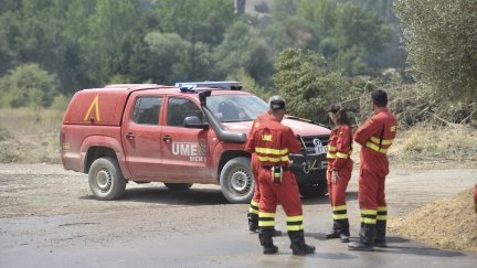 Militares de la UME durante las labores de extinción del incendio forestal en Las Peñas de Riglos.