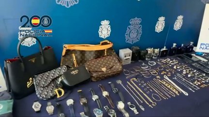 Algunas de las joyas y otros objetos robados en las viviendas.
