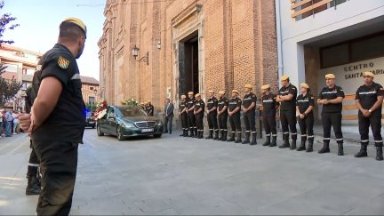 Compañeros de la UME recibiendo el coche fúnebre a su llegada a la iglesia donde se celebra el funeral.