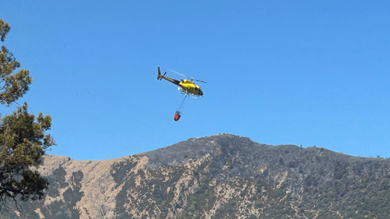 Los medios aéreos trabajan en la zona del incendio para sofocar focos residuales.