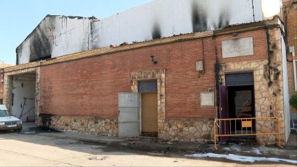 Los bomberos han tenido que intervenir de nuevo en un conato de incendio que se ha reactivado en el taller de Calatorao en el que este martes fallecieron dos personas.