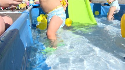 Los niños tienen en el agua la mejor receta para luchar contra el calor