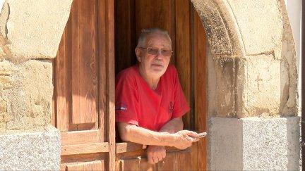 Uno de los vecinos que ya ha podido regresar a su casa tras ser desalojado por el incendio de Riglos.