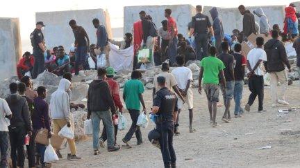 Policías proceden al desalojo de migrantes de la playa del Trampolín en Ceuta este jueves.