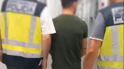 El detenido, de 24 años, tras ser detenido y acusado de tentativa de homicidio es trasladado por agentes de la Policía Nacional.