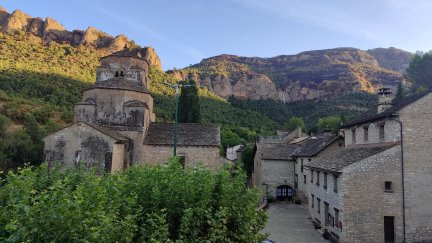 Santa Cruz de la Serós, en la tarde de este viernes tras el regreso de los vecinos.